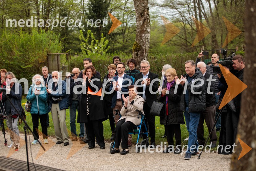 Spominska tabla v čast Aniti Ogulin ob Poti spominov in tovarištva
