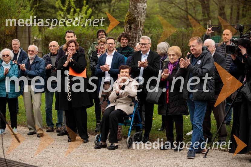 Spominska tabla v čast Aniti Ogulin ob Poti spominov in tovarištva