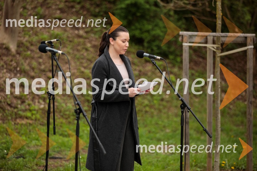 Spominska tabla v čast Aniti Ogulin ob Poti spominov in tovarištva