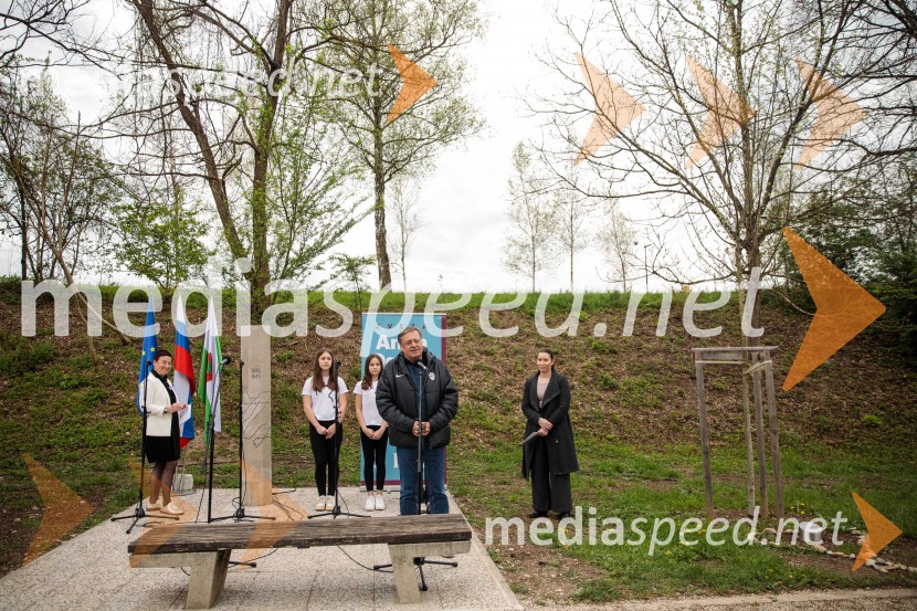  Zoran Janković, župan, Mestna občina LjubljanaSpominska tabla v čast Aniti Ogulin ob Poti spominov in tovarištva