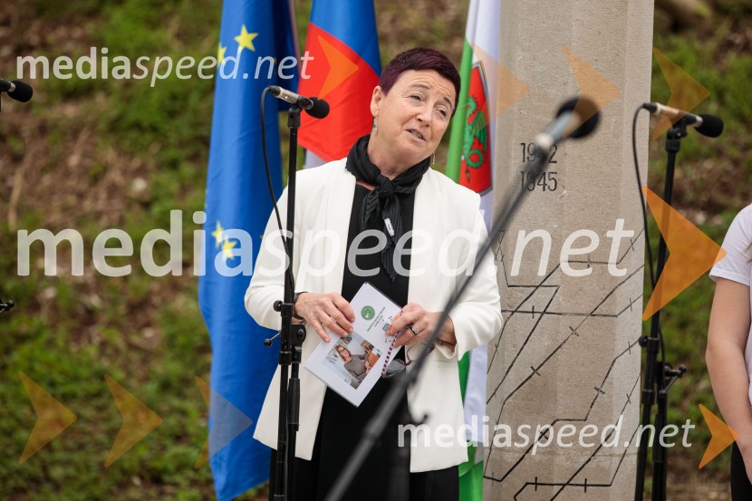 Spominska tabla v čast Aniti Ogulin ob Poti spominov in tovarištva