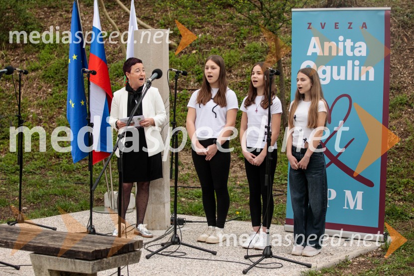 Spominska tabla v čast Aniti Ogulin ob Poti spominov in tovarištva