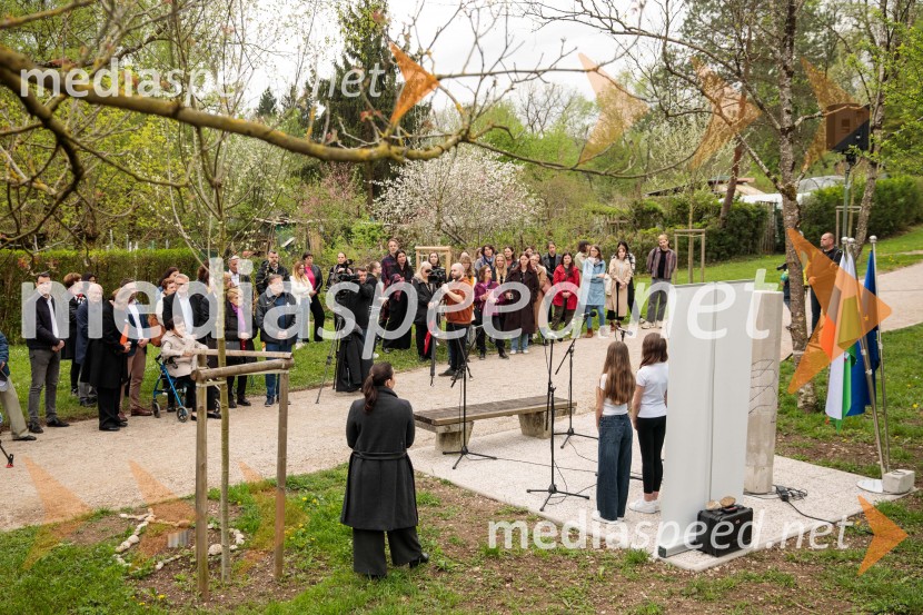 Spominska tabla v čast Aniti Ogulin ob Poti spominov in tovarištva