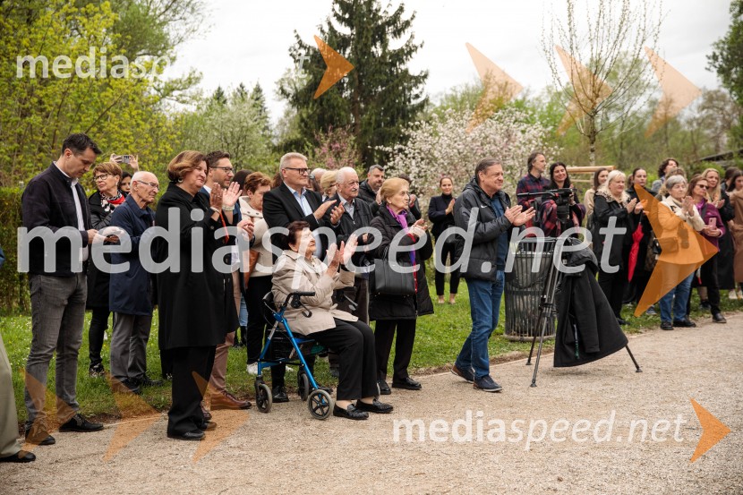 Spominska tabla v čast Aniti Ogulin ob Poti spominov in tovarištva