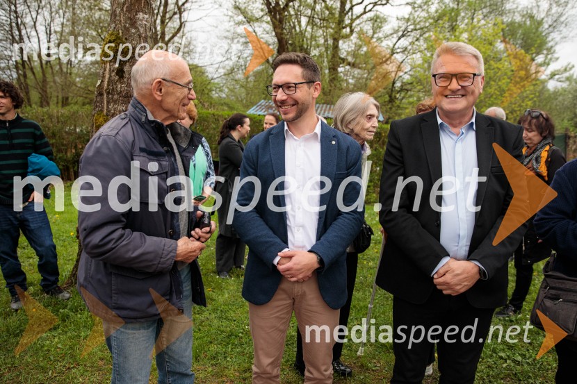 Spominska tabla v čast Aniti Ogulin ob Poti spominov in tovarištva