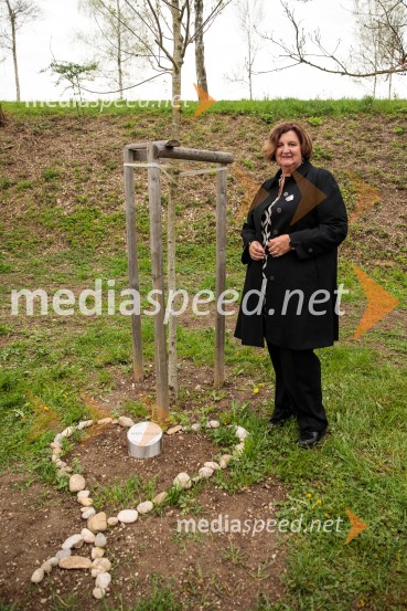  Alenka Petkovšek, predsednica Zveze Anita OgulinSpominska tabla v čast Aniti Ogulin ob Poti spominov in tovarištva