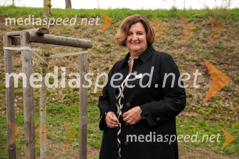  Alenka Petkovšek, predsednica Zveze Anita OgulinSpominska tabla v čast Aniti Ogulin ob Poti spominov in tovarištva