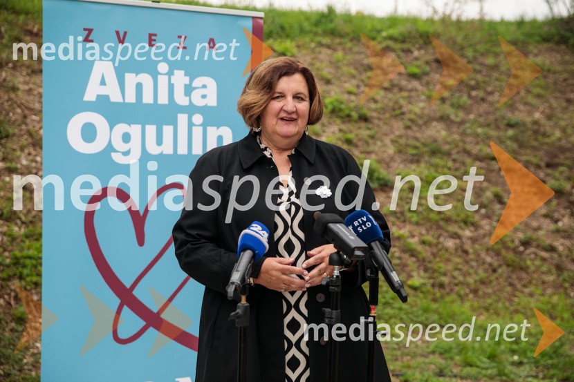  Alenka Petkovšek, predsednica Zveze Anita OgulinSpominska tabla v čast Aniti Ogulin ob Poti spominov in tovarištva