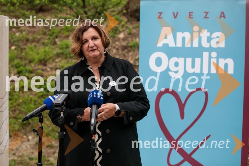 Alenka Petkovšek, predsednica Zveze Anita OgulinSpominska tabla v čast Aniti Ogulin ob Poti spominov in tovarištva
