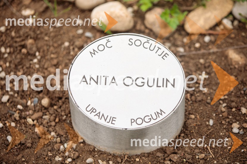Spominska tabla v čast Aniti Ogulin ob Poti spominov in tovarištva