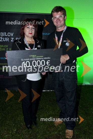 Vlasta Nussdorfer, generalna sekretarka društva Beli obroč in Dejan Turk, predsednik uprave Simobil6. dobrodelni Žur z razlogom