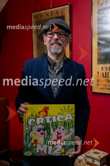  Matej Krajnc, kantavtor, pisatelj in urednikSkupina Mi2 izdala vinilno ploščo Črtica