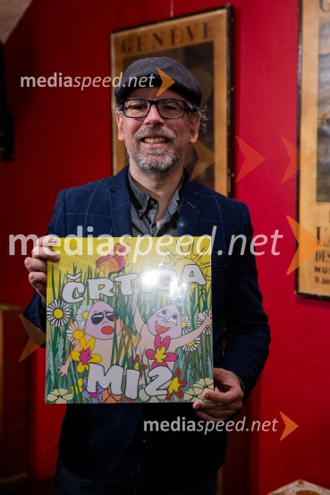  Matej Krajnc, kantavtor, pisatelj in urednikSkupina Mi2 izdala vinilno ploščo Črtica