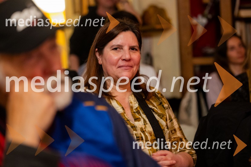  Teja Pelko, novinarkaSkupina Mi2 izdala vinilno ploščo Črtica