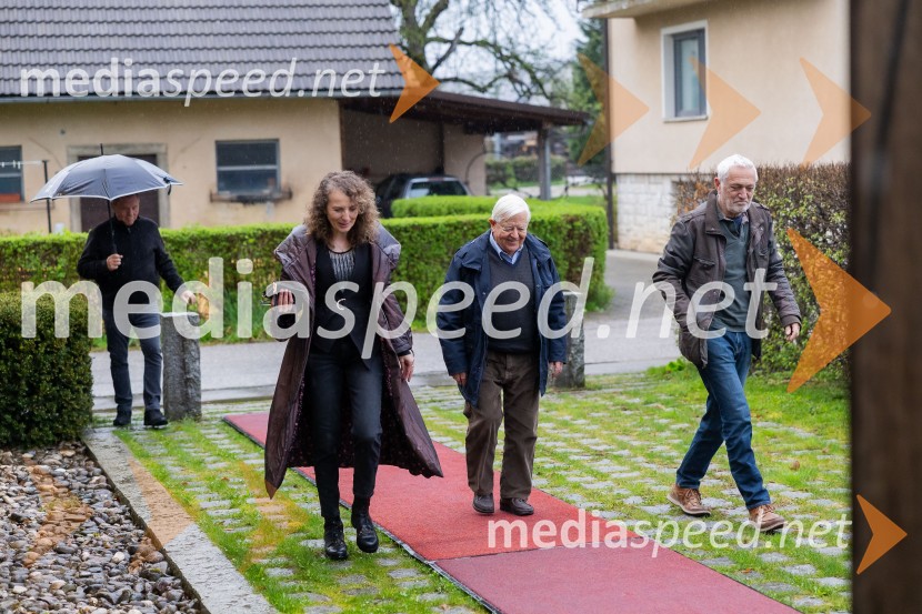  Polona Lovšin, vodja komunikacij, Riko d.o.o.;  Milan Kučan, nekdanji predsednik Republike Slovenije;  ... Iskrivo v živo: dr. Marko Bošnjak v pogovoru z dr. Alijem Žerdinom