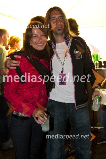 Alen Vitezič, pevec in kitarist skupine Društvo mrtvih pesnikov z ženo6. dobrodelni Žur z razlogom