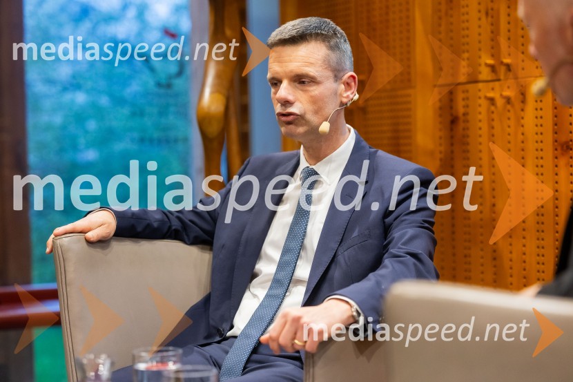 dr.  Marko Bošnjak, predsednik Evropskega sodišča za človekove praviceIskrivo v živo: dr. Marko Bošnjak v pogovoru z dr. Alijem Žerdinom