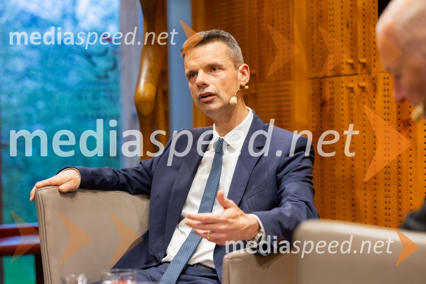 dr.  Marko Bošnjak, predsednik Evropskega sodišča za človekove praviceIskrivo v živo: dr. Marko Bošnjak v pogovoru z dr. Alijem Žerdinom