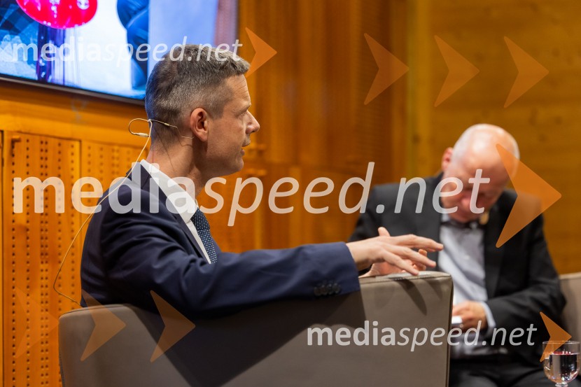 dr.  Marko Bošnjak, predsednik Evropskega sodišča za človekove pravice;  Ali Žerdin, novinar in urednik, Sobotna priloga DelaIskrivo v živo: dr. Marko Bošnjak v pogovoru z dr. Alijem Žerdinom