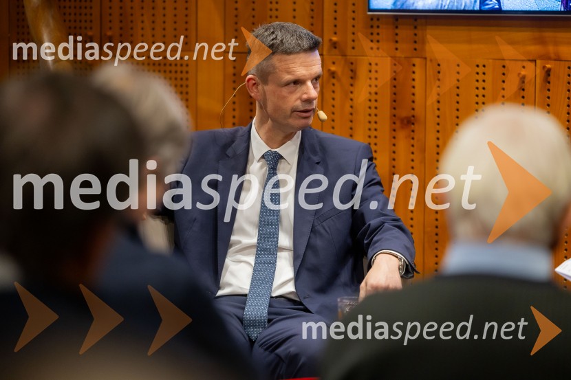 dr.  Marko Bošnjak, predsednik Evropskega sodišča za človekove praviceIskrivo v živo: dr. Marko Bošnjak v pogovoru z dr. Alijem Žerdinom