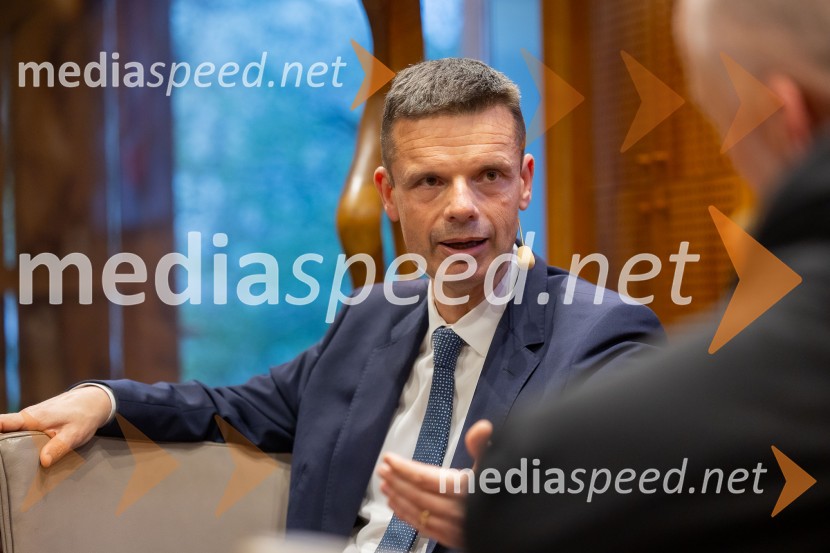 dr.  Marko Bošnjak, predsednik Evropskega sodišča za človekove praviceIskrivo v živo: dr. Marko Bošnjak v pogovoru z dr. Alijem Žerdinom