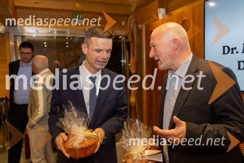 dr.  Marko Bošnjak, predsednik Evropskega sodišča za človekove pravice;  Ali Žerdin, novinar in urednik, Sobotna priloga DelaIskrivo v živo: dr. Marko Bošnjak v pogovoru z dr. Alijem Žerdinom