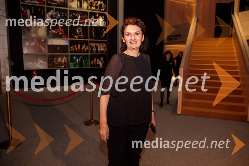  Ema Peruš, vodja abonmajev SNG Drama LjubljanaZdravnica, premiera v SNG Drama Ljubljana