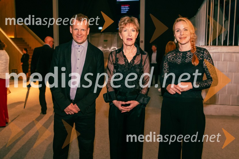  Luka Nabergoj, pomočnik ravnateljice SNG Drama Ljubljana;  Vesna Jurca Tadel, ravnateljica SNG Drama Ljubljana;  Barbara Svetek, vodja službe za marketing SNG Drama LjubljanaZdravnica, premiera v SNG Drama Ljubljana