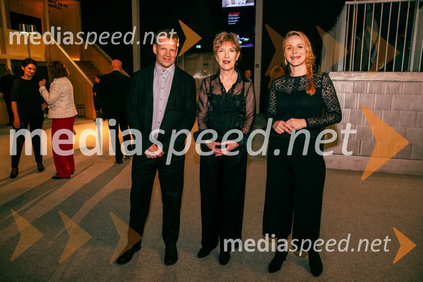  Luka Nabergoj, pomočnik ravnateljice SNG Drama Ljubljana;  Vesna Jurca Tadel, ravnateljica SNG Drama Ljubljana;  Barbara Svetek, vodja službe za marketing SNG Drama LjubljanaZdravnica, premiera v SNG Drama Ljubljana