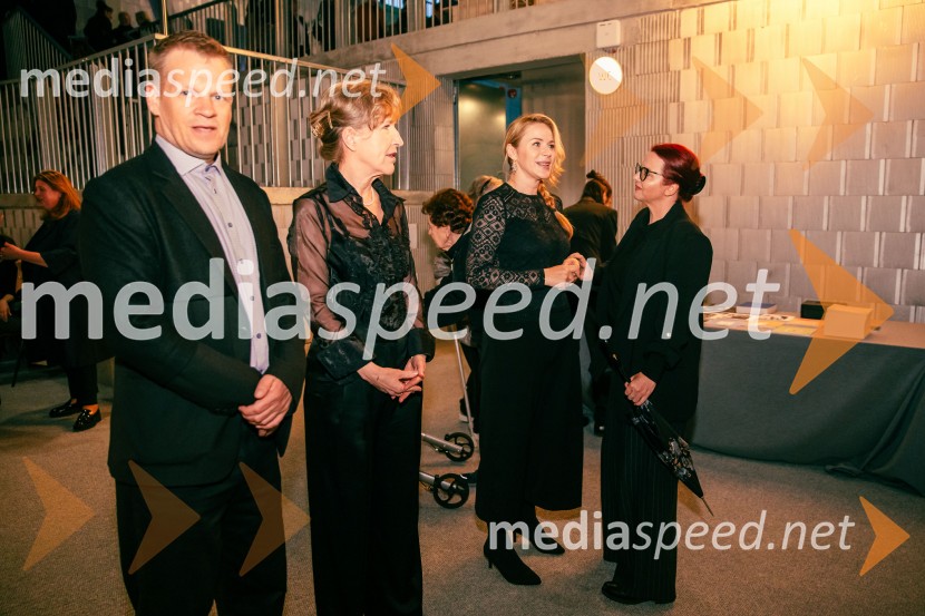  Luka Nabergoj, pomočnik ravnateljice SNG Drama Ljubljana;  Vesna Jurca Tadel, ravnateljica SNG Drama Ljubljana;  Barbara Svetek, vodja službe za marketing SNG Drama LjubljanaZdravnica, premiera v SNG Drama Ljubljana