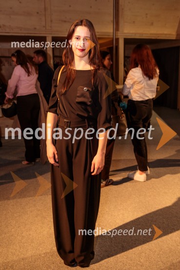  Katarina Julija Pipan, slovenska tekmovalka v dresurnem jahanjuZdravnica, premiera v SNG Drama Ljubljana