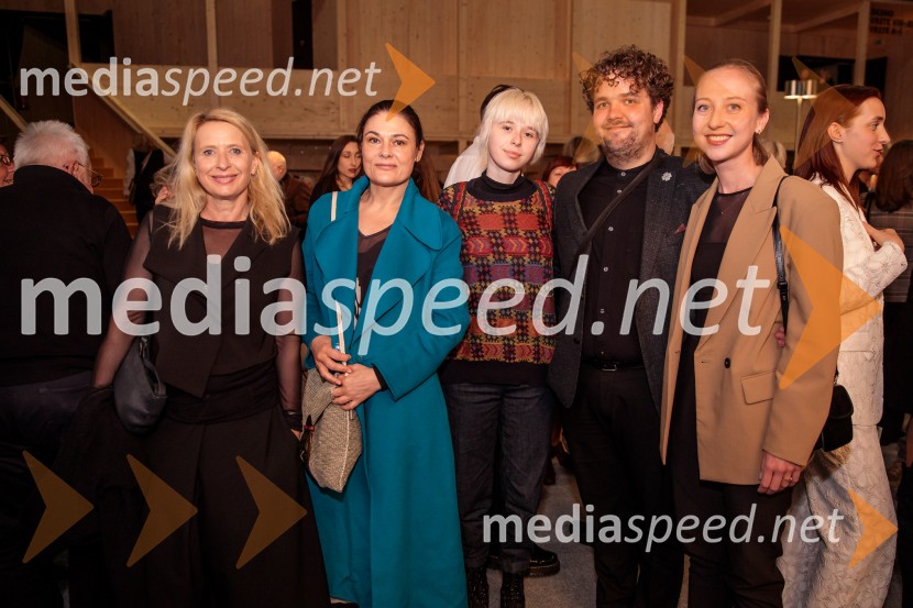  Tatjana Doma, dramaturginja SLG Celje;  Pia Zemljič, igralka;  Lola Doma;  Luka Marcen, režiser;  Lara Ekar Grlj, koreografinjaZdravnica, premiera v SNG Drama Ljubljana