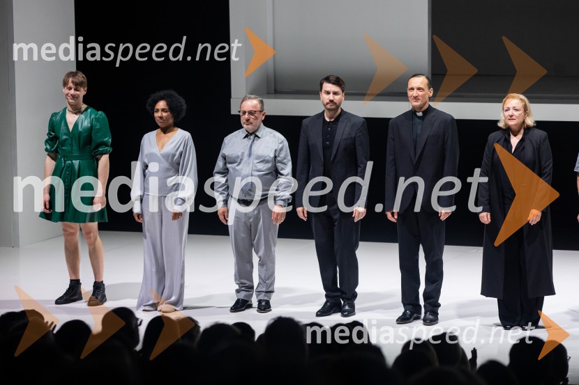  Timon Šturbej, igralec;  Irena Yebuah Tiran, operna pevka;  Bojan Emeršič, igralec;  Saša Tabaković, igralec, nekdanji poslanec SMC;  Marko  Mandić, igralec;  Nataša Barbara Gračner, režiserka in igralkaZdravnica, premiera v SNG Drama Ljubljana