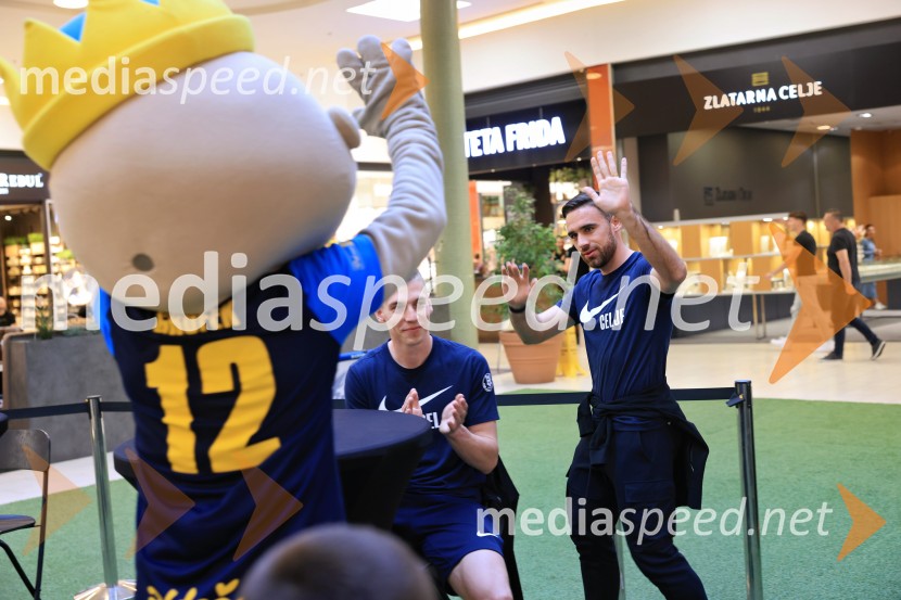  Mark Zabukovnik, nogometaš, NK Celje;  Aljoša Matko, nogometaš, NK CeljeMeet&Greet z Grofi v Citycentru Celje