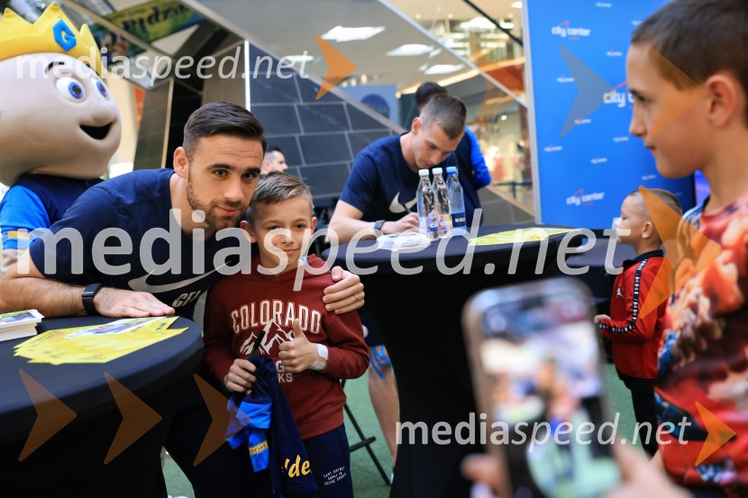  Aljoša Matko, nogometaš, NK Celje;  Mark Zabukovnik, nogometaš, NK CeljeMeet&Greet z Grofi v Citycentru Celje