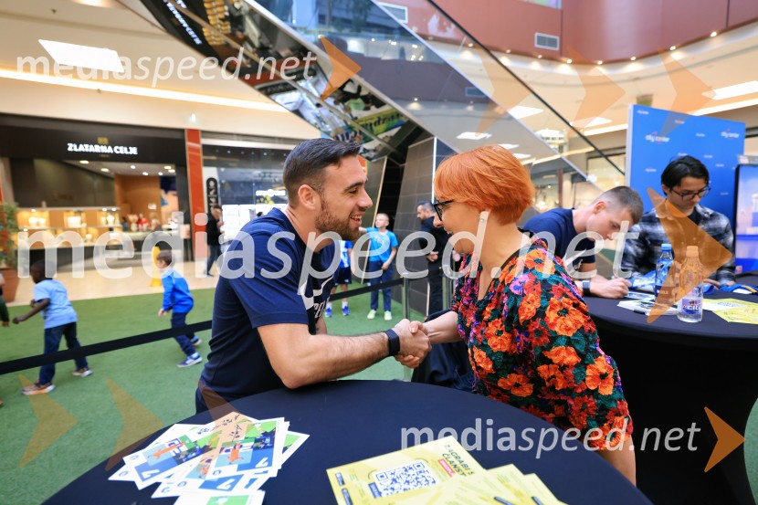  Aljoša Matko, nogometaš, NK Celje;  Nena Horvat, vodja marketinga Citycenter CeljeMeet&Greet z Grofi v Citycentru Celje
