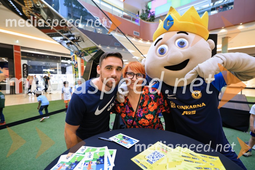  Aljoša Matko, nogometaš, NK Celje;  Nena Horvat, vodja marketinga Citycenter CeljeMeet&Greet z Grofi v Citycentru Celje