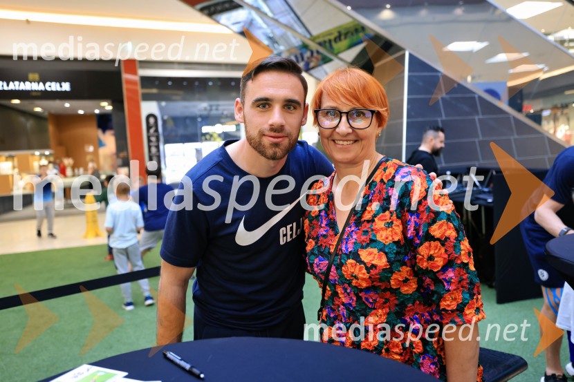  Aljoša Matko, nogometaš, NK Celje;  Nena Horvat, vodja marketinga Citycenter CeljeMeet&Greet z Grofi v Citycentru Celje