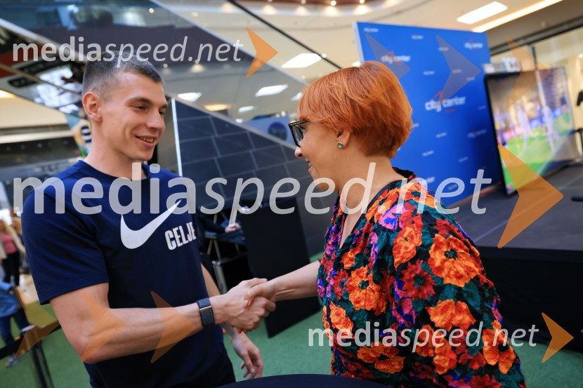  Mark Zabukovnik, nogometaš, NK Celje;  Nena Horvat, vodja marketinga Citycenter CeljeMeet&Greet z Grofi v Citycentru Celje
