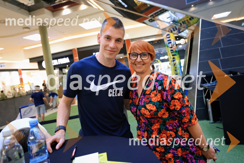  Mark Zabukovnik, nogometaš, NK Celje;  Nena Horvat, vodja marketinga Citycenter CeljeMeet&Greet z Grofi v Citycentru Celje