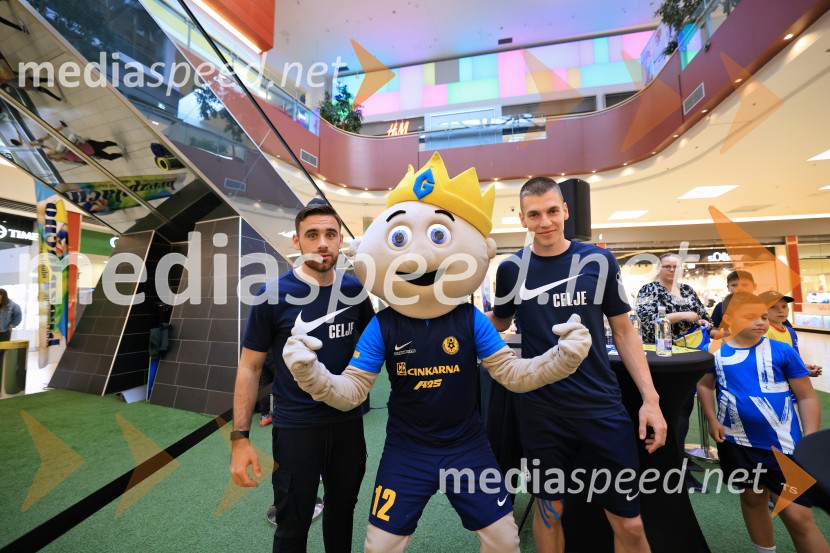  Aljoša Matko, nogometaš, NK Celje;  Mark Zabukovnik, nogometaš, NK CeljeMeet&Greet z Grofi v Citycentru Celje