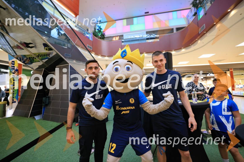  Aljoša Matko, nogometaš, NK Celje;  Mark Zabukovnik, nogometaš, NK CeljeMeet&Greet z Grofi v Citycentru Celje