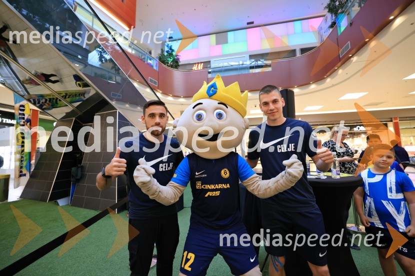  Aljoša Matko, nogometaš, NK Celje;  Mark Zabukovnik, nogometaš, NK CeljeMeet&Greet z Grofi v Citycentru Celje