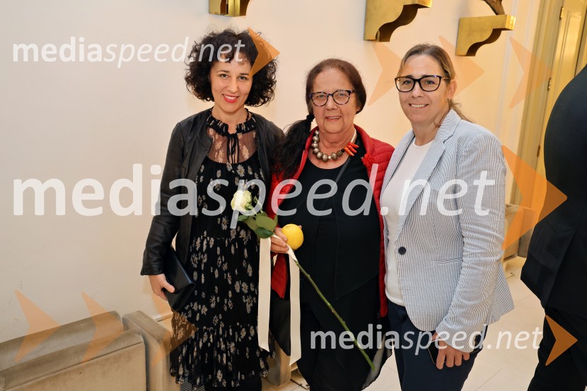  Barbara Damjan, profesorica;  Metka Damjan, lektorica;  Tanja Lužar, dramaturginjaFedra, premiera Drame SNG Maribor