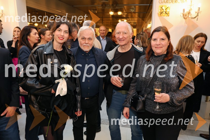  Lea Mihevc, igralka;  Niko Goršič, dramaturg in gledališki kritik;  ... ;  Teja Pelko, novinarkaFedra, premiera Drame SNG Maribor