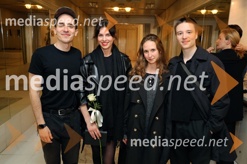  Petja Labović, igralec;  Lea Mihevc, igralka;  ... ;  Svit ŠturbejFedra, premiera Drame SNG Maribor