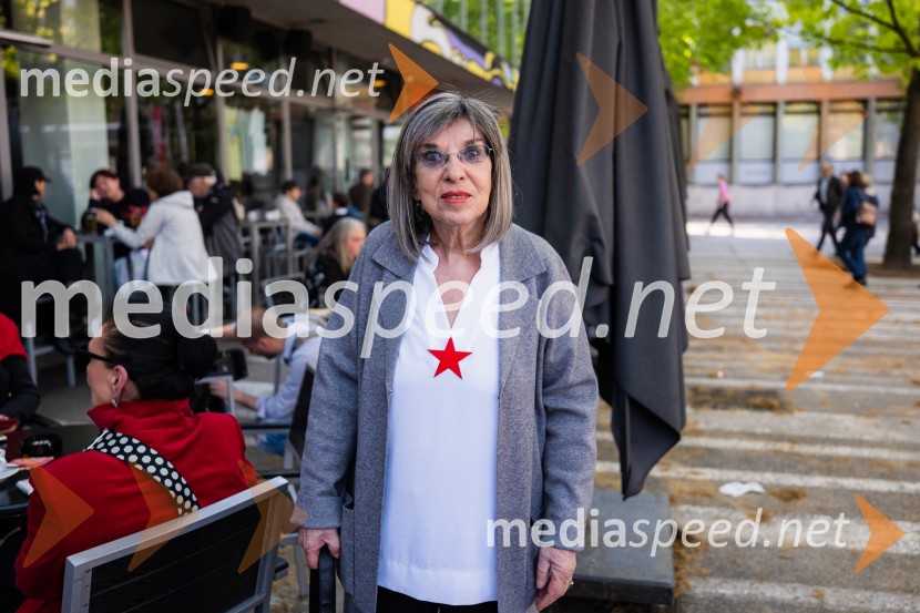  Svetlana Makarovič, pisateljicaKoncert Svetlane Makarovič Nosimo rdečo zvezdo