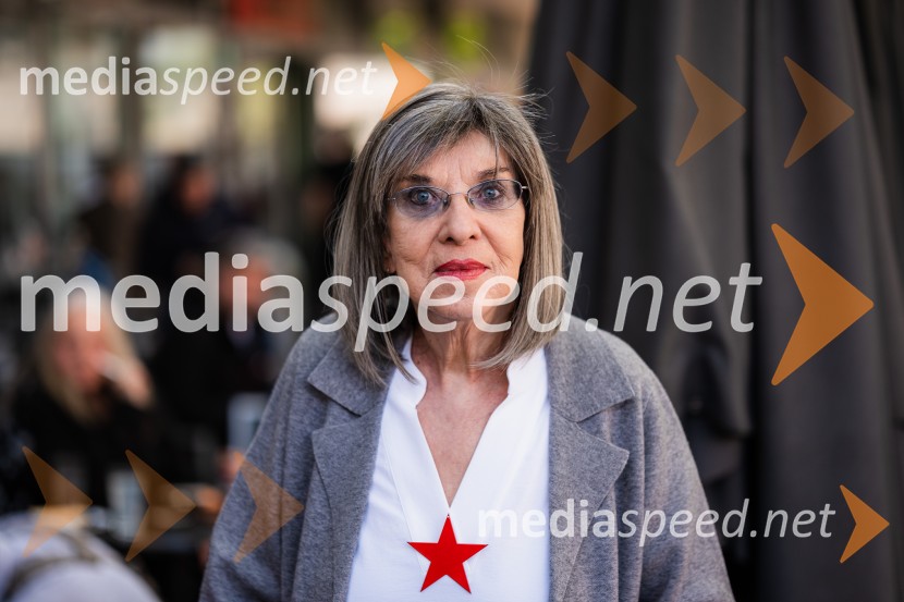  Svetlana Makarovič, pisateljicaKoncert Svetlane Makarovič Nosimo rdečo zvezdo