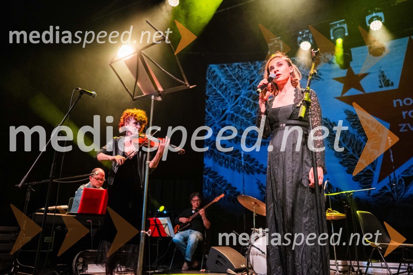  Jelena Ždrale, glasbenica;  Višnja Fičor, igralkaKoncert Svetlane Makarovič Nosimo rdečo zvezdo