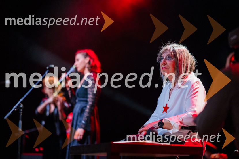  Svetlana Makarovič, pisateljicaKoncert Svetlane Makarovič Nosimo rdečo zvezdo